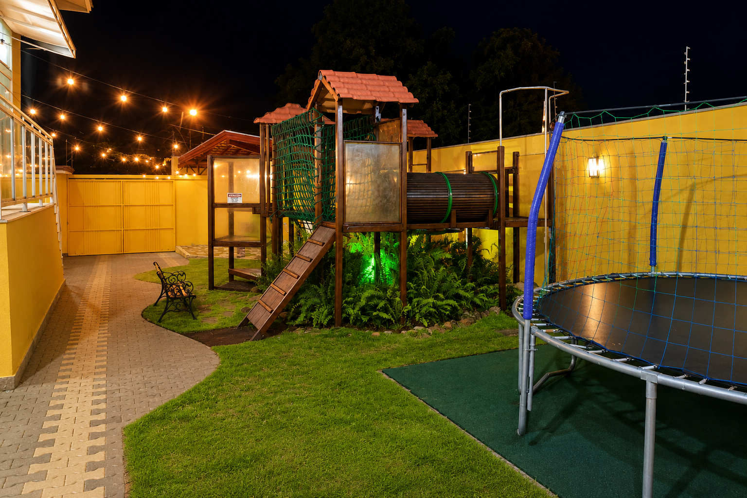 Playground com escorregador, túnel e cama elástica