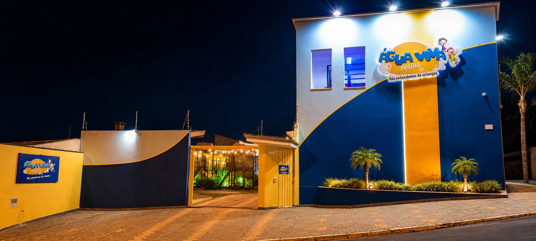 Fachada da Água Viva Festas iluminada à noite