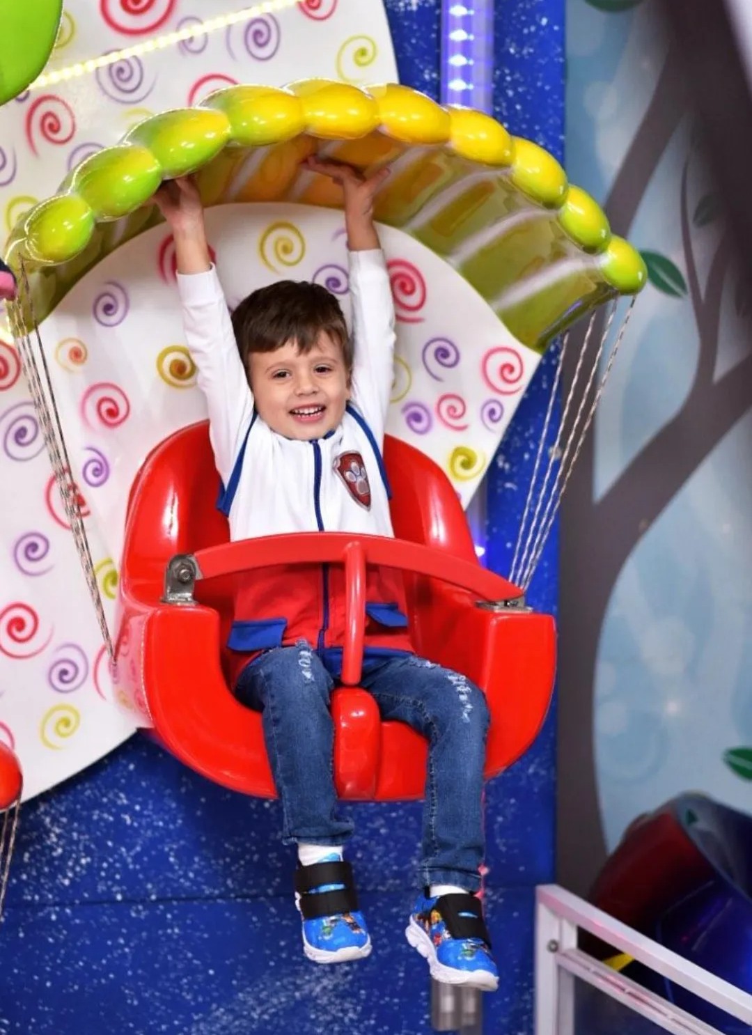 Criança se divertindo na roda gigante do buffet